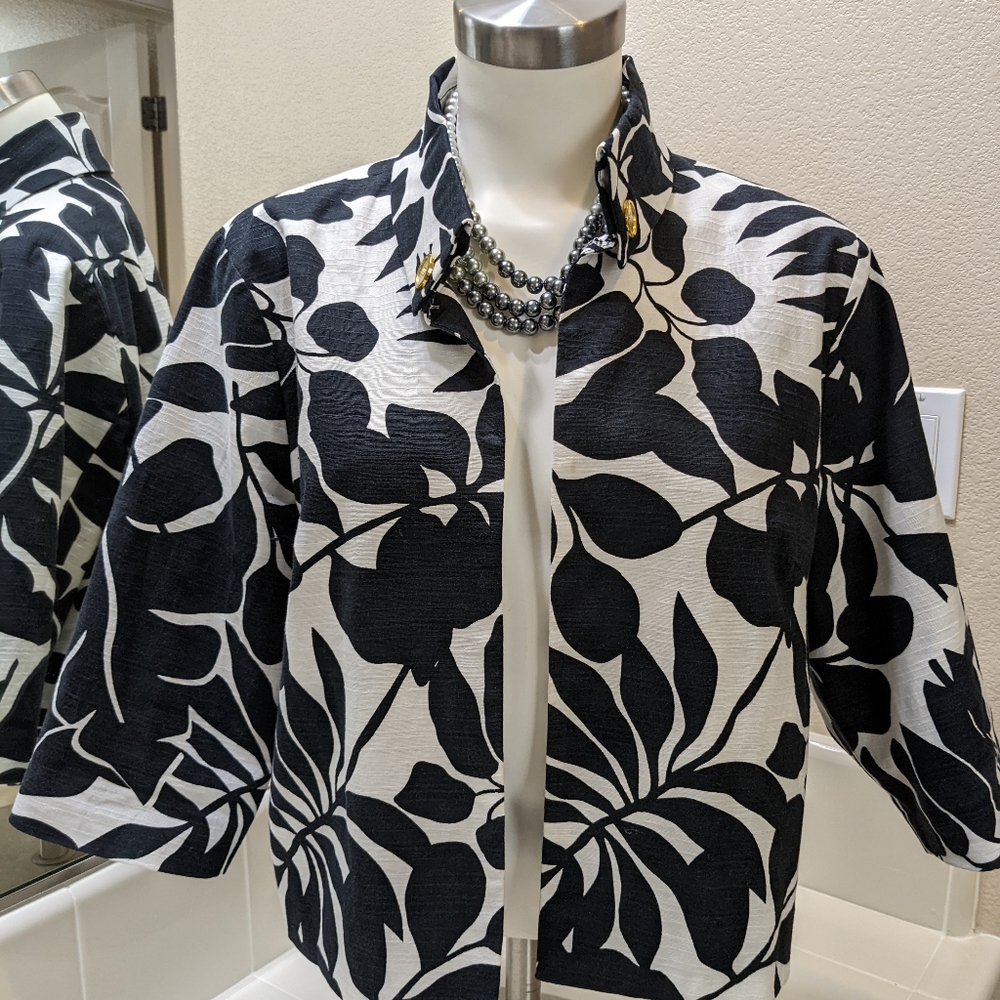 Lucy & Laurel Black and white leaves summer cool 3/4 sleeves Jacket sz M